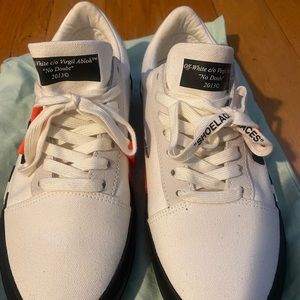 OFF-WHITE SNEAKERS